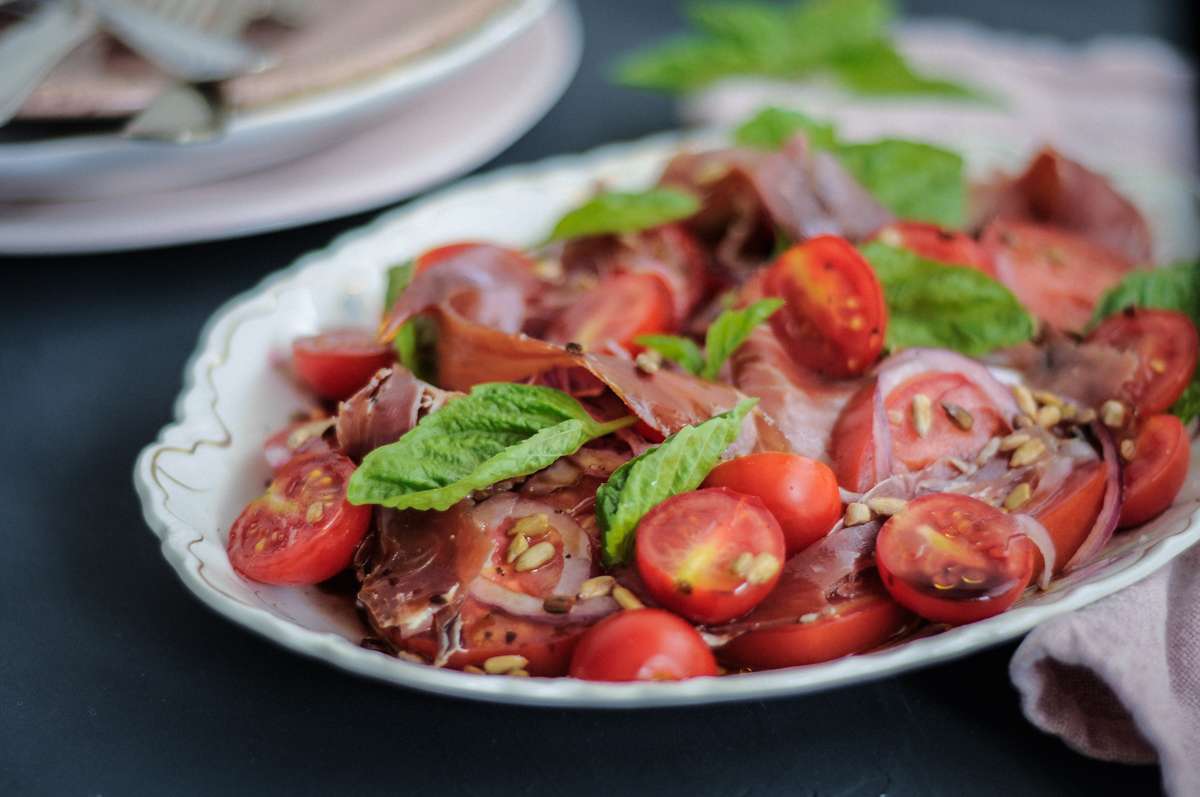 salada de tomate com jamón