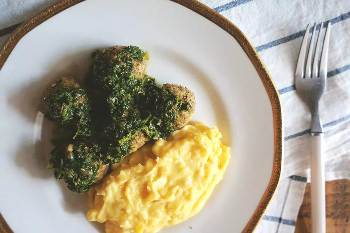 Bolinho de lentilha com ricota e molho de salsa