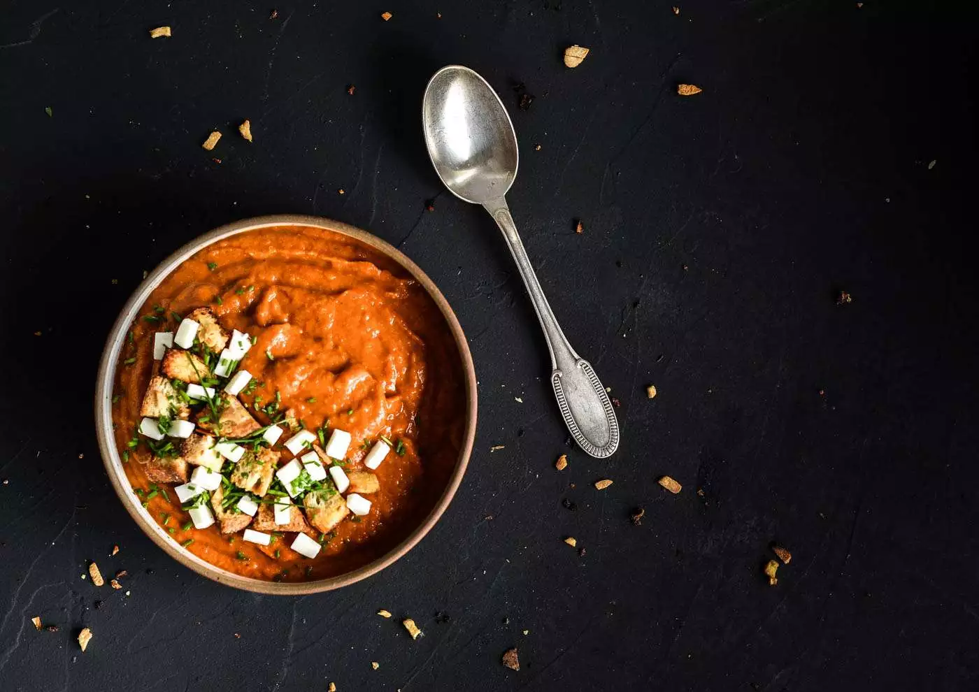 Creme de legumes assados com queijo feta e crouton de alho